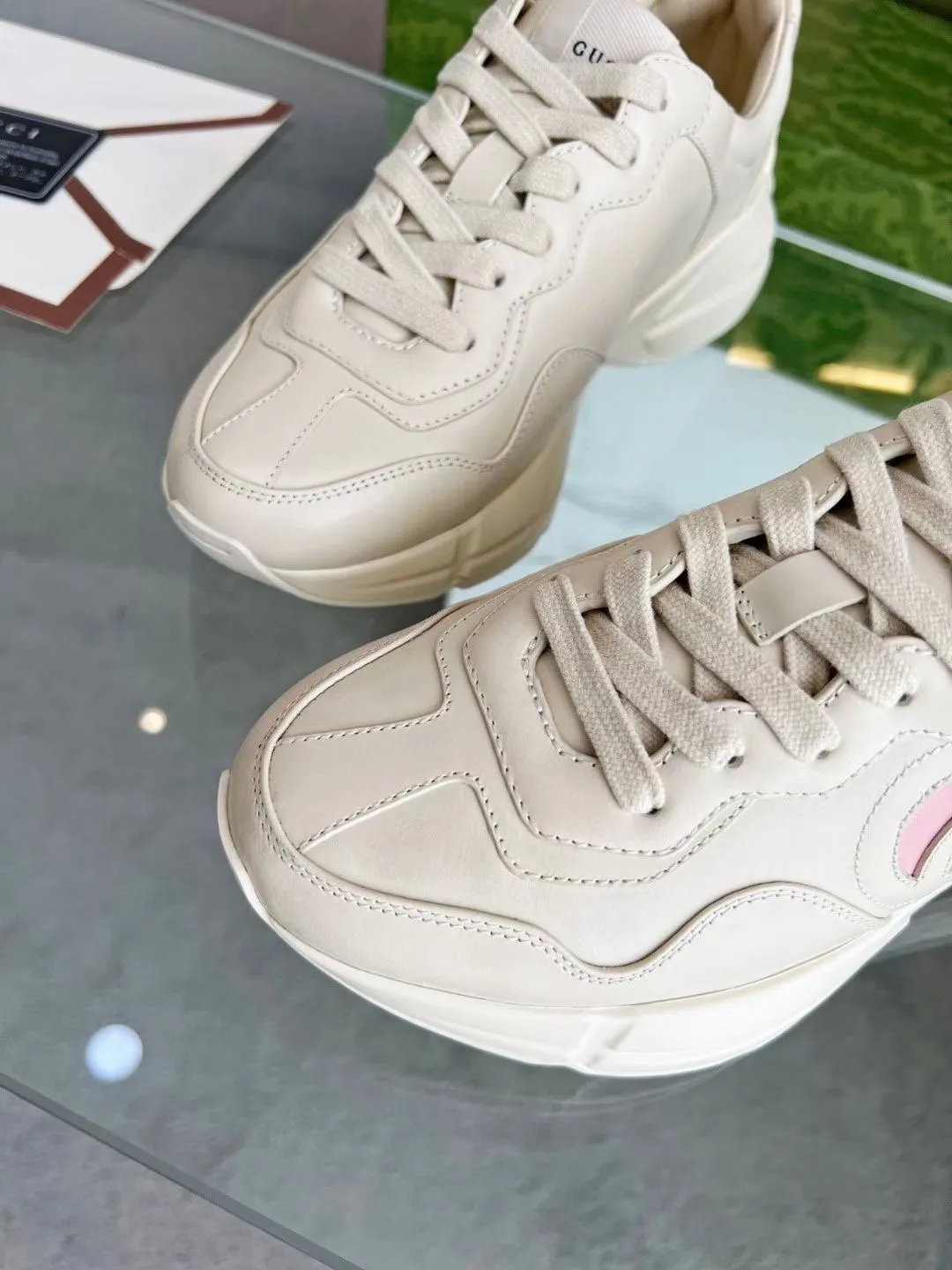 👟👟Ex-factory price 480👟👟 Gucci dad shoes for couples, distressed leather horn-shaped retro jogging shoes. The Balenciaga grandpa trend has subsided, ushering in GUCCI dad shoes, the trend leader in the fashion industry. The original shoes are molded and the original last is made by the Italian handmade foundry! [Gucci original dad shoes] Original surface: imported calfskin! Lining: Grade A hybrid lambskin! Outsole: The highest restoration sole T👟👟Ex-factory price U material plus wear-resistant foam (anti-wear cushioning) ivory leather processed with distressed effect The sole is 5cm high! The comfort level is excellent, killing all high-end versions on the market! Original logo outsole! 👣Size: Women’s size 35-40. Men's size 38-45. Women's heel with 🈚️logo! Men's heel with 🈶️logo!